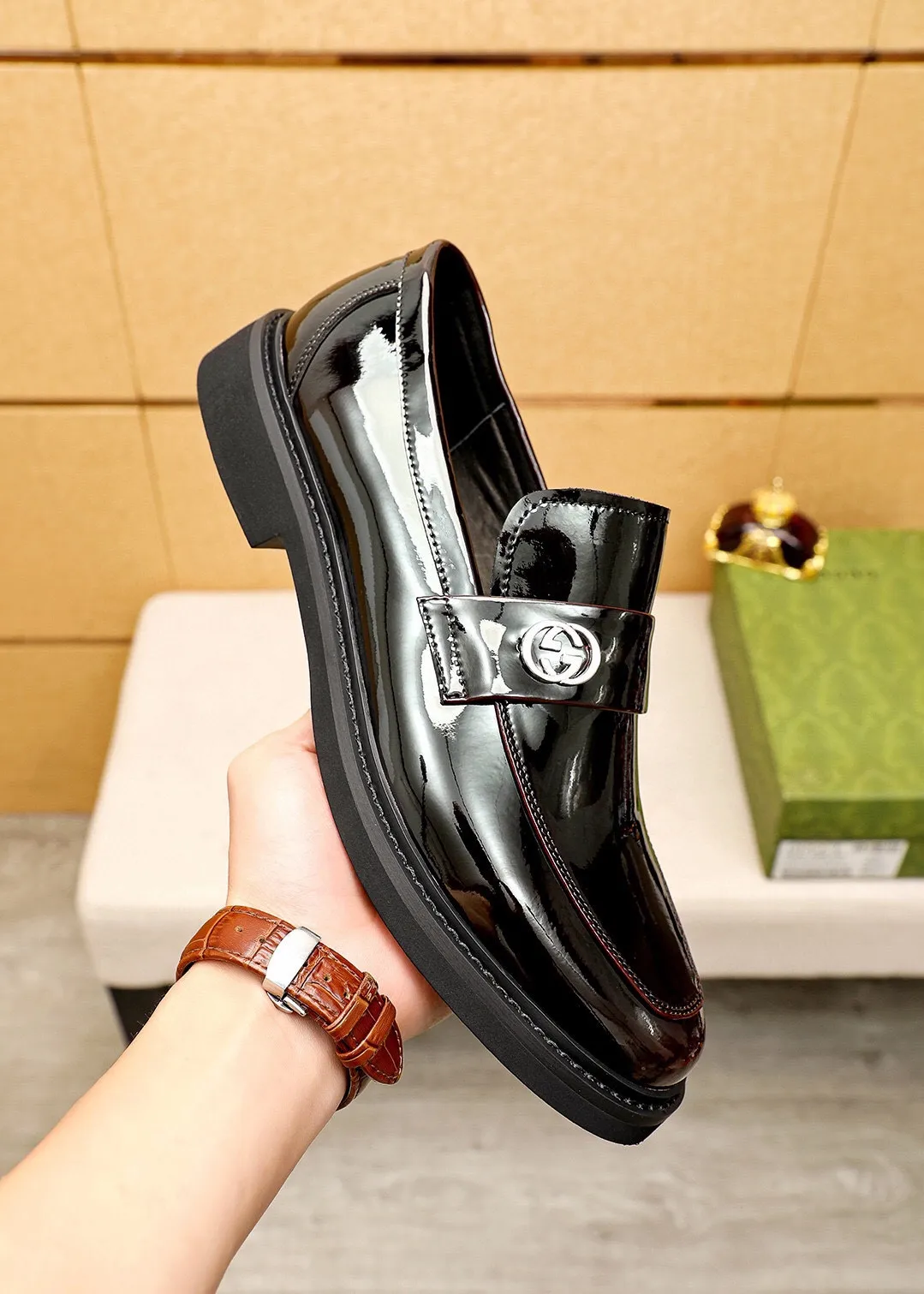 Men's shoes 💰560 💐 Product trademark: GUCCI "Gucci" casual leather shoes Regular size: 38-44 (45🉑️customized) Product materials: Selected imported first-layer open-edge beaded calfskin upper + classic hardware buckle, imported water-dyed cowhide leather lining. Strong three-dimensional visual effect, rubber outsole Color: 2⃣️colors available